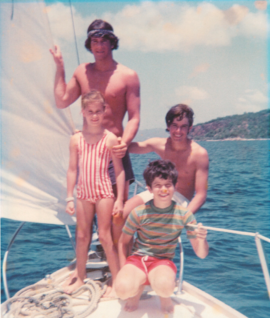 보트 위의 스테일리 가족 - 1970년대 초 영국령 버진 아일랜드에서 맏형 크리스, 누이 재닛과 함께 한 제스(오른쪽 뒤)와 피터(오른쪽 앞) 스테일리 형제.