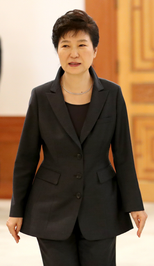 박근혜 대통령이 26일 오후 청와대에서 열린 군 장성 진급 및 보직 신고에 참석하고 있다. /연합뉴스