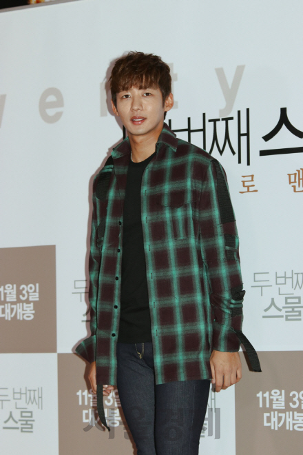 배우 이태성이 영화 ‘두 번째 스물’ VIP 시사회에 참석해 포즈를 취하고 있다.