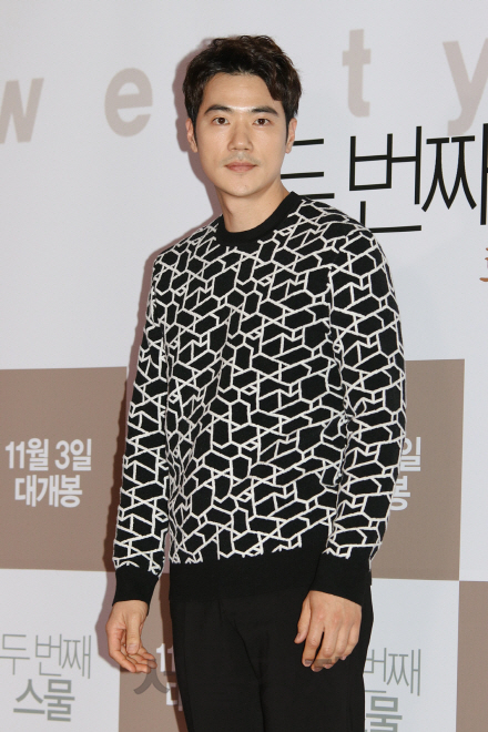 배우 김강우가 영화 ‘두 번째 스물’ VIP 시사회에 참석해 포즈를 취하고 있다.
