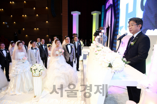 박상우(왼쪽) LH 사장이 27일 LH 진주 본사 대강당에서 열린 ‘2016년 LH 합동결혼식’에서 주례사를 하고 있다. / 사진제공=LH