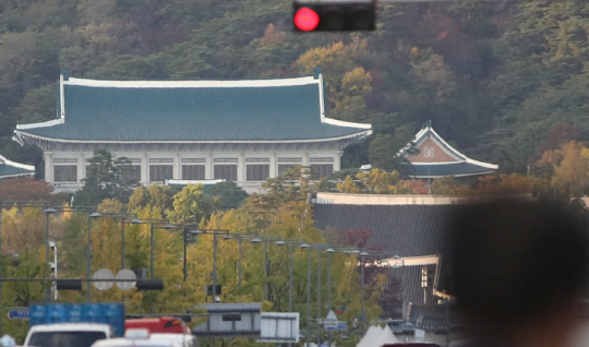 박근혜 대통령이 ‘최순실 의혹’ 관련 대국민 사과 기자회견을 한 지난 25일 오후 청와대로 향하는 신호등에 빨간 불이 들어와 있다./연합뉴스