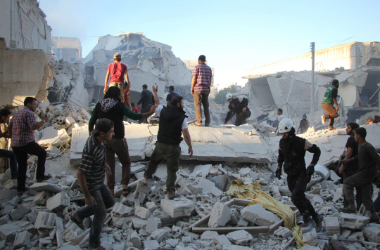 시리아 반군이 지배하고 있는 이들리브에 지난달 29일(현지시간) 한차례 공습이 퍼부어진 뒤 주민들이 건물 잔해 속에서 구조 및 수색 작업을 벌이고 있다./AFP연합뉴스