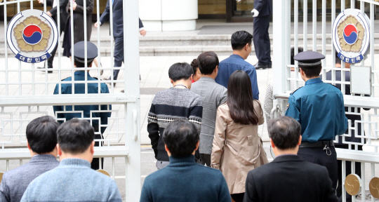 지난 26일 서울 세종로 정부서울청사에서 직원들이 점심식사를 위해 출입문을 나서고 있는 모습이다./연합뉴스