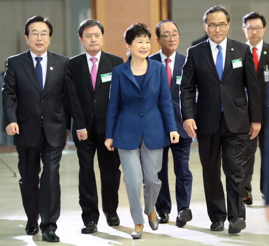 박근혜 대통령이 27일 오전 부산시 해운대구 벡스코에서 열린 제4회 지방자치의 날 기념식에 참석, 행사장으로 들어서고 있다./연합뉴스