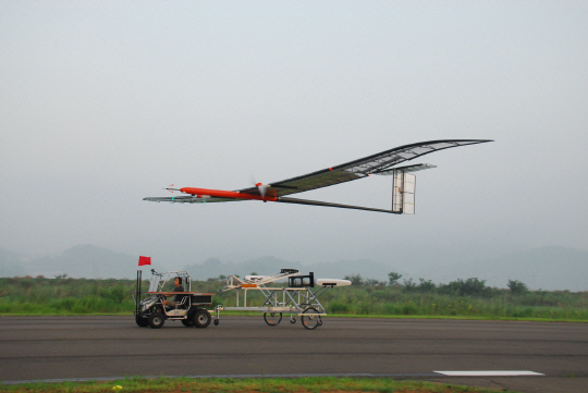 항우연 관계자가 태양광 드론(EAV-3)를 전남 고흥항공센터에서 이륙시키고 있다. 이 태양광 드론은 18.5㎞ 성층권에서 90분간 비행하는데 성공했다.
