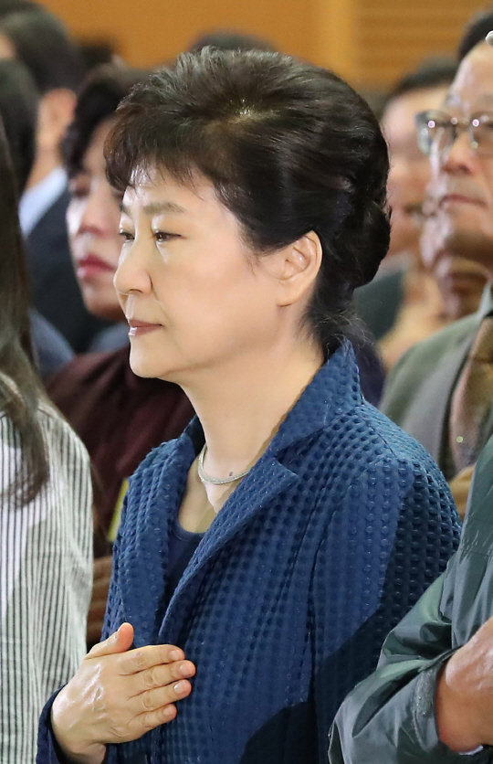 박근혜 대통령이 27일 오전 부산시 해운대구 벡스코에서 열린 제4회 지방자치의 날 기념식에서 참석자들과 함께 국기에 대한 경례를 하고 있다. /부산=연합뉴스