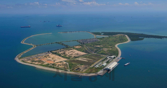 LS산전은 지난 25일 싱가포르 정부가 추진하는 에너지 자립섬 구축 사업자로 선정돼 앞으로 에너지관리시스템(EMS) 등을 바탕으로 싱가포르 세마카우 섬의 4개 섹터중 1개 섹터를 단독 운영하게 된다. 싱가포르 세마카우섬의 모습./사진제공=LS산전