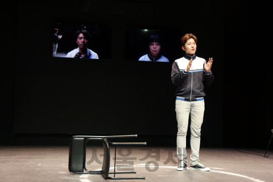 김다흰이 ‘비포 애프터’ 프레스콜에서 장면을 시연하고 있다.