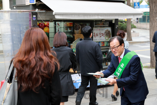 이순우 저축은행 중앙회장이  광화문에서 ‘저축은행 휴면예금 찾아주기’ 캠페인을 홍보하는 전단지를  시민들에게 나눠주고 있다./사진제공=저축은행중앙회