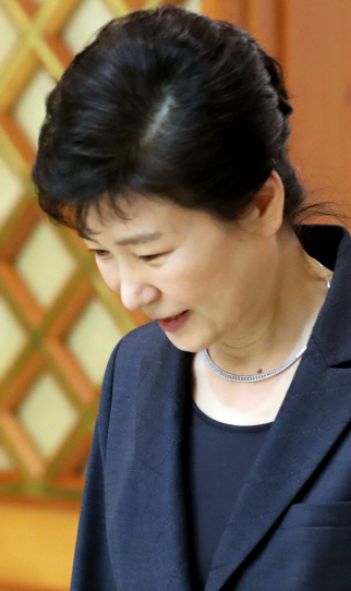 박근혜 대통령이 지난 26일 오후 청와대에서 열린 군 장성 진급 및 보직 신고에 참석한 모습이다./연합뉴스