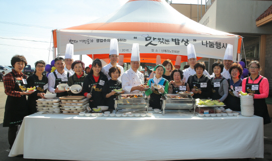 호텔신라의 사회공헌 활동인 ‘맛있는 제주만들기’의 지원을 받은 제주 지역 식당 영엄점주들이 27일 제주 서귀포시 남원읍 신례2리 노인회관을 방문해 태풍 피해를 입은 어르신들에게 직접 만든 음식을 대접하고 있다. 맛있는 제주만들기는 호텔이 보유한 조리법과 서비스 교육은 물론 식당 시설과 내부 인테리어 등을 개선해 영세식당들의 자립을 도와주는 프로그램이다. /사진제공=호텔신라