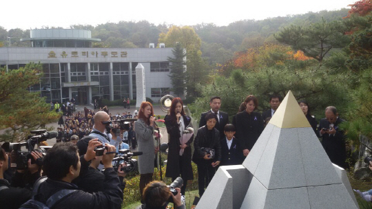 27일 경기도 안성 유토피아 추모관에서 열린 故 신해철 2주기 추모식에서 가족과 동료, 팬들이 함께 ‘민물장어의 꿈’을 부르고 있다./안성=박성규기자