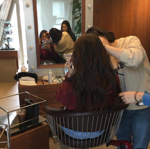 ‘베이글’ 신민아, 출근 전 ‘숍’에서의 모습 공개…거울 보며 머리 손질과 메이크업