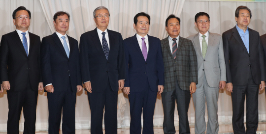 27일 오전 여의도 중소기업중앙회에서 열린 국가미래연구원 주최 ‘보수와 진보, 함께 개혁을 찾다 - 국가운영체제와 개헌’ 토론회에서 김부겸(왼쪽부터) 더불어민주당 의원, 김병준 교수, 김종인 의원, 정세균 국회의원, 김광두 국가미래연구원장, 김덕룡 전 의원, 김무성 새누리당 전 대표가 기념촬영을 하고 있다. /연합뉴스