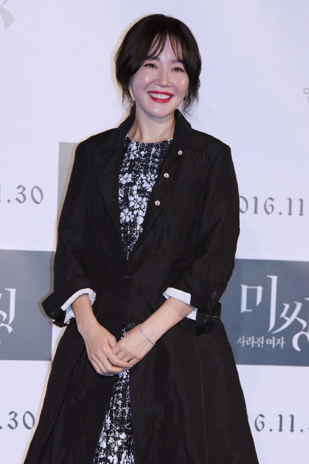배우 엄지원이 영화 ‘미씽: 사라진 여자’ 제작보고회에 참석해서 포토타임을 갖고 있다.