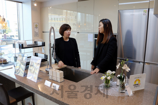 홈씨씨인테리어 직원이 서울  서초동 서초본점에서 고객에게 주방 인테리어에 대해 설명하고 있다. /사진제공=KCC