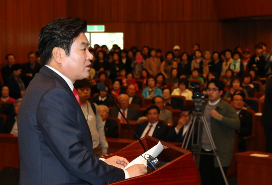 원유철 새누리당 의원이 27일 오전 국회 헌정기념관에서 열린 ‘강한 대한민국 연구원’ 창립식에서 환영사를 하고 있다. /연합뉴스