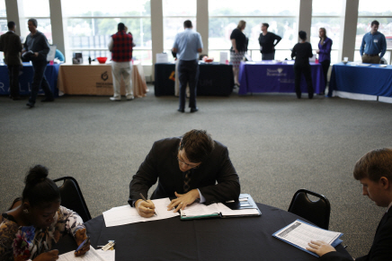 미국 켄터키 주 루이지애나에서 열린 채용 박람회에 참석한 사람들이 서류를 작성하고 있다./루이지애나=블룸버그통신