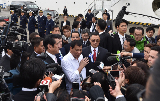 로드리고 두테르테 필리핀 대통령(가운데 흰 옷)이 27일 일본 가나가와현 해상보안청 시설을 방문해 취재진들의 질문에 답하고 있다./요코하마=AFP연합뉴스