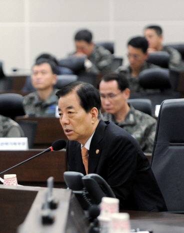 한민구 국방부 장관(가운데)이 28일 오전 합참 작전회의실에서 각 군 참모총장과 주요지휘관을 대상으로 화상회의를 주재하고 있다./연합뉴스