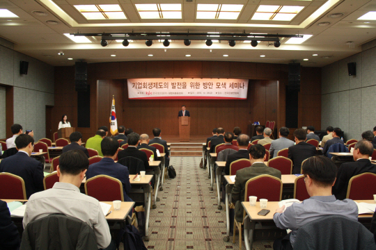 한국생산성본부는 28일 서울 명동 전국은행연합회관에서 ‘기업회생제도의 발전을 위한 방안 모색 세미나’ 를 열었다. 주제발표에 나선 이연갑 연세대 법학전문대학원 교수는 “법원의 주도적 역할을 지나치게 강조하면 회생 절차에서 파생되는 재판의 공정성이 의심될 수 있다”며 “비법관 관리위원에 대한 위임범위를 대폭 확대해야 한다”고 주장했다./사진제공=한국생산성본부