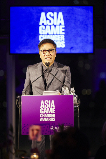 이수만 SM엔터테인먼트 총괄프로듀서가 28일 미국 뉴욕에서 열린 아시아소사이어티의 ‘아시아 게임체인저 어워즈’ 시상식에서 한국인 최초로 수상한 뒤 소감을 밝히고 있다. /사진제공=SM엔터테인먼트