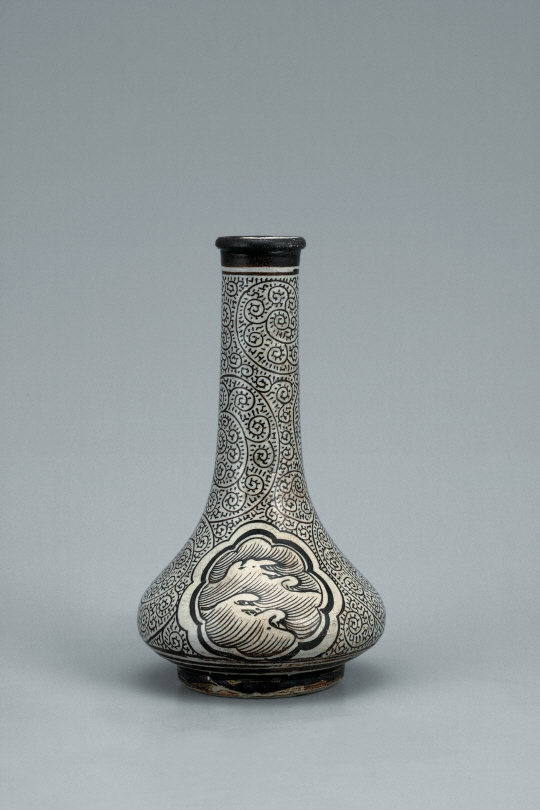 정교한 문양이 눈길을 끄는 ‘백지흑화 파도꽃무늬 긴목 병’은 신안선에서 출토된 것으로 14세기 원나라에서 제작된 것이다. /사진제공=국립중앙박물관