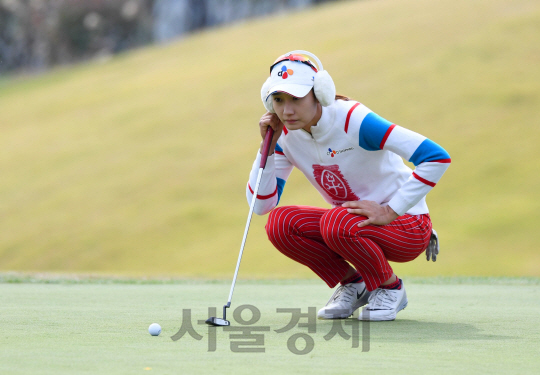 김민선5가 29일 인천 서구 드림파크CC에서 열린 '혼마골프 서울경제 레이디스 클래식' 2라운드에서 9번홀 퍼팅라인을 살피고 있다./인천=권욱기자ukkwon@sedaily.com