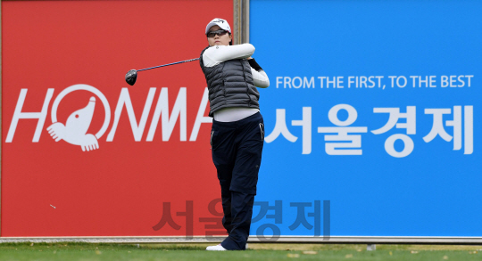 이정은5가 29일 인천 서구 드림파크CC에서 열린 '혼마골프 서울경제 레이디스 클래식' 2라운드에서 18번홀 티샷을 하고 있다./인천=권욱기자ukkwon@sedaily.com