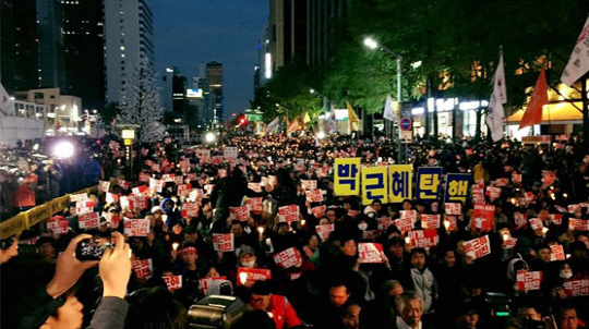 29일 최순실 게이트에 격분한 국민 3만여명이 서울 청계광장에 집결하면서 대규모 집회가 열렸다. /사진=강신우PD