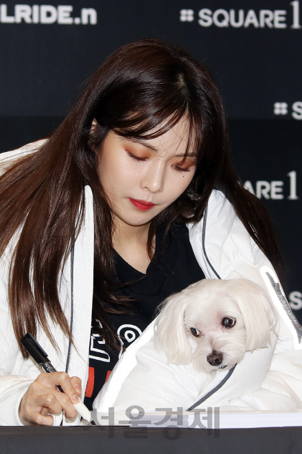 가수 현아가  29일 인천 연수구 스퀘어원에서 열린 팬사인회에 참석했다.