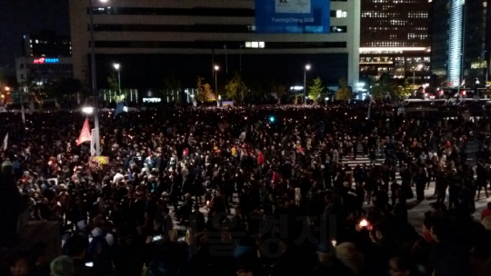 29일 오후 서울 세종대로에 모인 시민들이 ‘박근혜 하야’를 요구하는 집회를 열며 경복궁 방향으로 행진을 하고 있다. /박우인기자