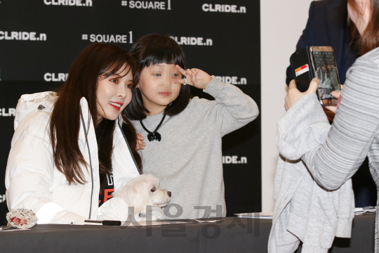 가수 현아가 29일 인천 연수구 스퀘어원에서 열린 팬사인회에 참석했다.