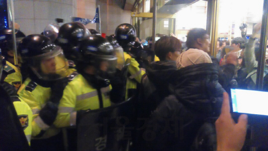 29일 ‘모이자! 분노하자! #내려와라_박근혜 시민 촛불 집회에 투입된 경찰들이 세종문화회관 건물 출입구를 통과하려는 시민들을 막아 서고 있다./최성욱 기자