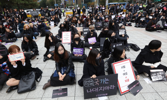 한국여성단체연합·한국여성민우회 등 14개 여성단체가 29일 오후 서울 종로구 보신각 앞에서 ‘낙태죄 폐지를 위한 검은 시위’를 하고 있다. /연합뉴스