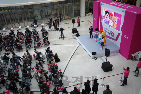 LG유플러스가 서울 영등포 타임스퀘어에서 인기 유튜브 스타들과 함께한 ‘U+tv 유튜브채널 서비스’ 공개방송이 진행되고 있다./사진제공=LG유플러스