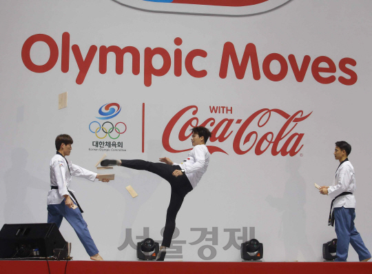 ‘자기관리의 교과서’로 알려진 차동민이 모두의 올림픽에서 500여명의 청소년 앞에서 태권도 격파 시범을 선보였다. /사진제공=한국 코카-콜라