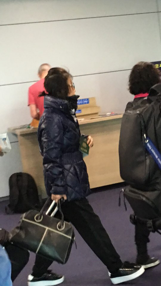 최순실씨로 추정되는 한 여성이 30일 오전 영국 런던 히드로 공항발 브리티시에어웨즈 BA 017 통해 인천공항에 도착한 뒤 이동하고 있다. /연합뉴스