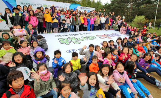 현대자동차가 지난 29일 서울 난지천공원에서 환경보전협회와 함께 연 ‘제29회 대한민국 어린이 푸른나라 그림대회’에서 유치원생·초등학생 등 참가 어린이들이 손을 흔들어 보이고 있다. 이날 행사에는 예선을 통과한 8,000여명의 어린이와 동반가족 등 2만여명이 참석했다. /사진제공=현대차