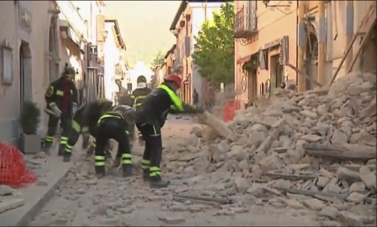 30일(현지시간) 규모 6.6의 강진이 덮친 이탈리아 노르차에서 소방관들이 무너진 건물 잔해를 치우고 있다. (스카이 이탈리아 방송 화면)/노르차=AP연합뉴스