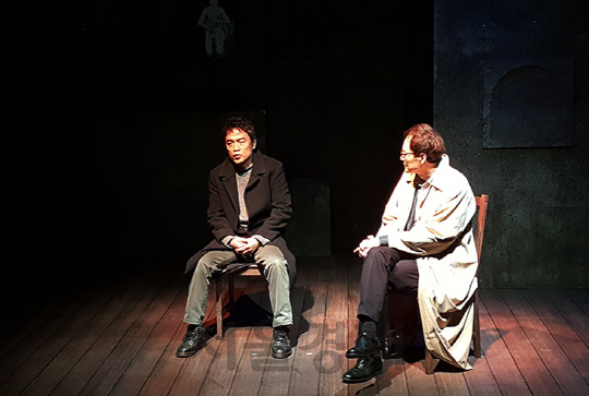 배우 박지일과 남명렬이 ‘슬픔의 노래’ 한장면을 시연하고 있다.