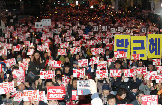 지난 29일 오후 서울 청계광장에서 열린 ‘최순실 게이트’ 관련 진상규명과 박근혜 대통령 하야 촉구 촛불집회에서 시민들이 구호를 외치고 있다. 이날 집회에는 성별, 나이를 불문한 각계각층의 시민 2만여 명이 모여 성난 민심을 드러냈다. 경찰은 이날 현장에 72개 중대, 약 8,000명을 투입했다. /연합뉴스