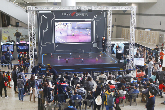 11월6일까지 국립과천과학관에서 열리는 ‘미래상상 SF축제’에서 관람객들이 로봇댄스공연을 관람하고 있다./사진제공=국립과천과학관