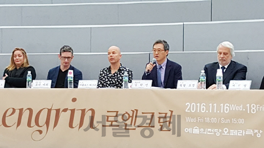 김학민 국립오페라단 예술감독이 ‘로엔그린’의 제작방향에 대해 이야기하고 있다.