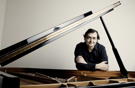 오는 11월 24일 내한공연을 여는 프랑스 피아니스트 ‘피에르 로랑 에마르’는 피아노의 음색과 잔향, 피아노줄 장력 등에 이르기까지 매우 구체적인 조율을 주문하는 것으로 유명하다./사진제공=LG아트센터