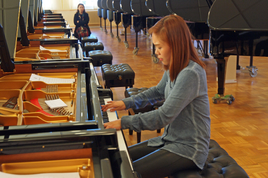 피아니스트 손열음은 지난해 4월 롯데콘서트홀에서 사용할 피아노를 고르기 위해 스타인웨이 독일 본사를 방문해 여러 악기를 직접 테스트했다./사진제공=코스모스악기