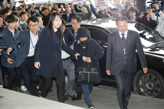 31일 오후 서울 서초구 서울중앙지검에 최순실이 들어가고 있다./이호재기자.