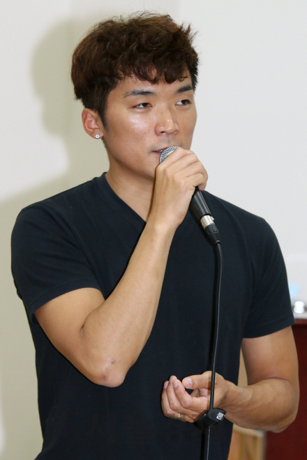 배우 김신의가 뮤지컬 ‘구텐버그’ 연습실 공개행사에서 인사말을 하고 있다.