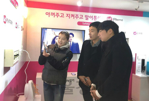 서울 종로구 대학로에 마련된 체험 공간에서 참가자들이 LG유플러스의 IoT·비디오포털 서비스를 체험하고 있다. /사진제공=LG유플러스